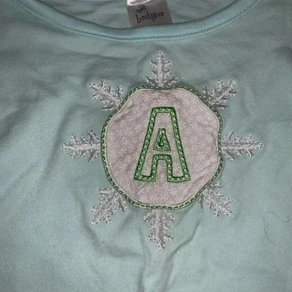 LITTLE GIRLS SNOWFLAKE MONOGRAMMED “A” SHIRT PREOWNED SIZE 2T - Picture 2 of 9